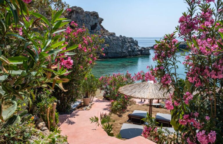 Otoczona kwitnącymi krzewami plaża na Rodos