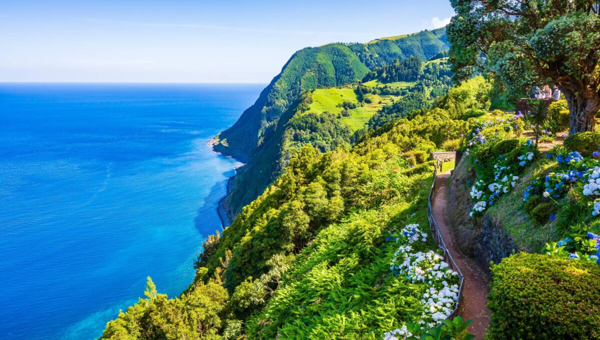 Nadmorska ścieżka wzdłuż oceanu w tropikalnych ogrodach Ponta do Sossego, na wyspie São Miguel, Azory, Portugalia © Shutterstock