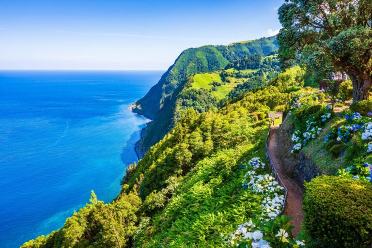 Nadmorska ścieżka wzdłuż oceanu w tropikalnych ogrodach Ponta do Sossego, na wyspie São Miguel, Azory, Portugalia © Shutterstock