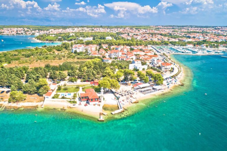 Plaża Puntamika w Zadarze, region Dalmacji w Chorwacji © Shutterstock