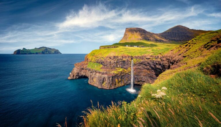 Wodospad Mulafossur i wioska Gasadalur, Wyspy Owcze, Dania © Shutterstock
