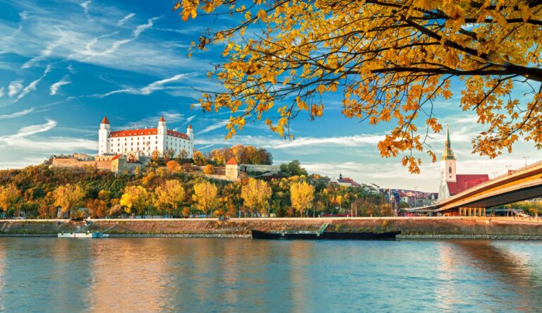 Zamek Bratysławski, rzeka Dunaj i widok na Stare Miasto w Bratysławie jesienią, Słowacja © Shutterstock